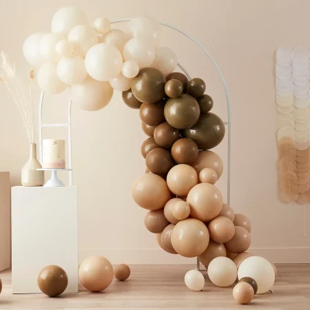 Ballonnenboog nude en bruin babyshower