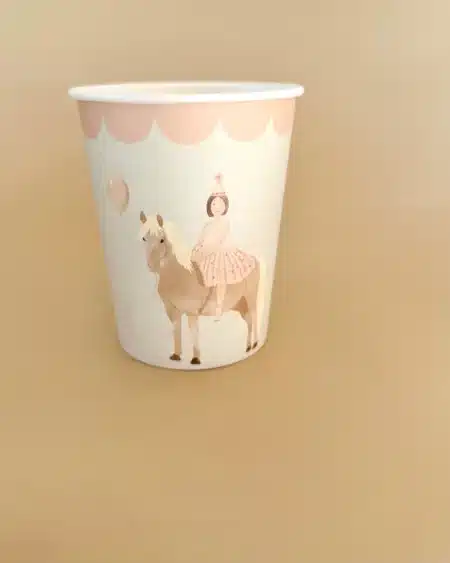 Paarden thema bekers voor meisjes – Birthday Girl on Horse, set van 8 bekers met illustratie van meisje op paard